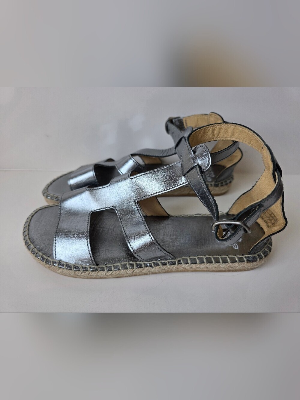 Andre Assous Metallic Silver Leather Gladiator Sandals Size 38 Spain - Picture 2 of 4